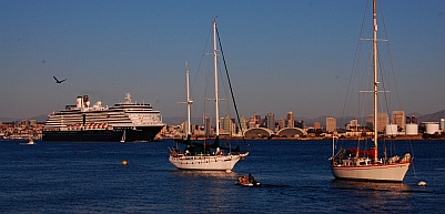 Cruise Ship leaves San Diego harbor