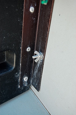 Bolt/wingnut attaching transom's L-bracket to the hull.