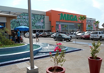The Comercial Mexicana Mega store opens in La Paz, BCS, Mexico