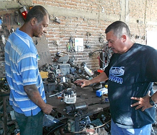 Ismael and Chebio chat about the alternator, Cihuatlan, Mexico