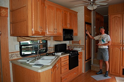 Living in an RV fulltimg, we wanted a big kitchen.  The Hitchhiker II 34.5 RLTG has a great kitchen.