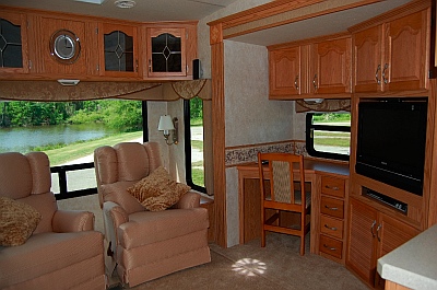 We are fulltime RVers and having a desk in our Hitchhiker 34.5 RLTG fifth wheel, or 5er, is very important.